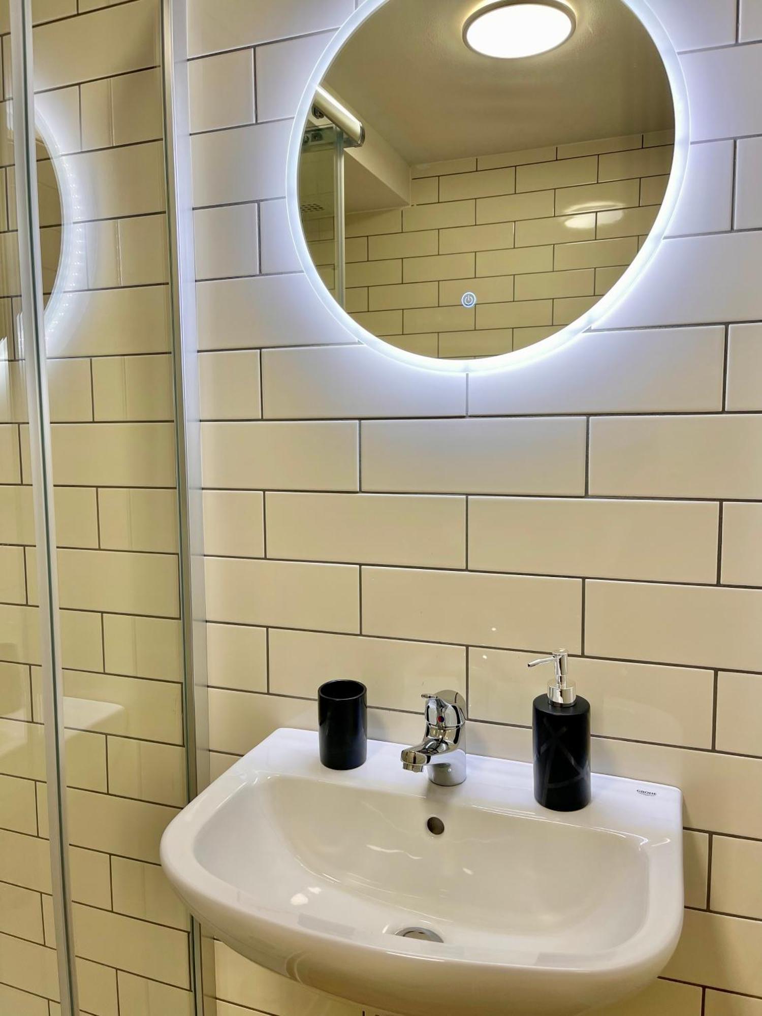Terracotta Apartment - Zentral, Parken, Netflix, Kontaktloses Einchecken, Kingsize-Bett Wuppertal Buitenkant foto