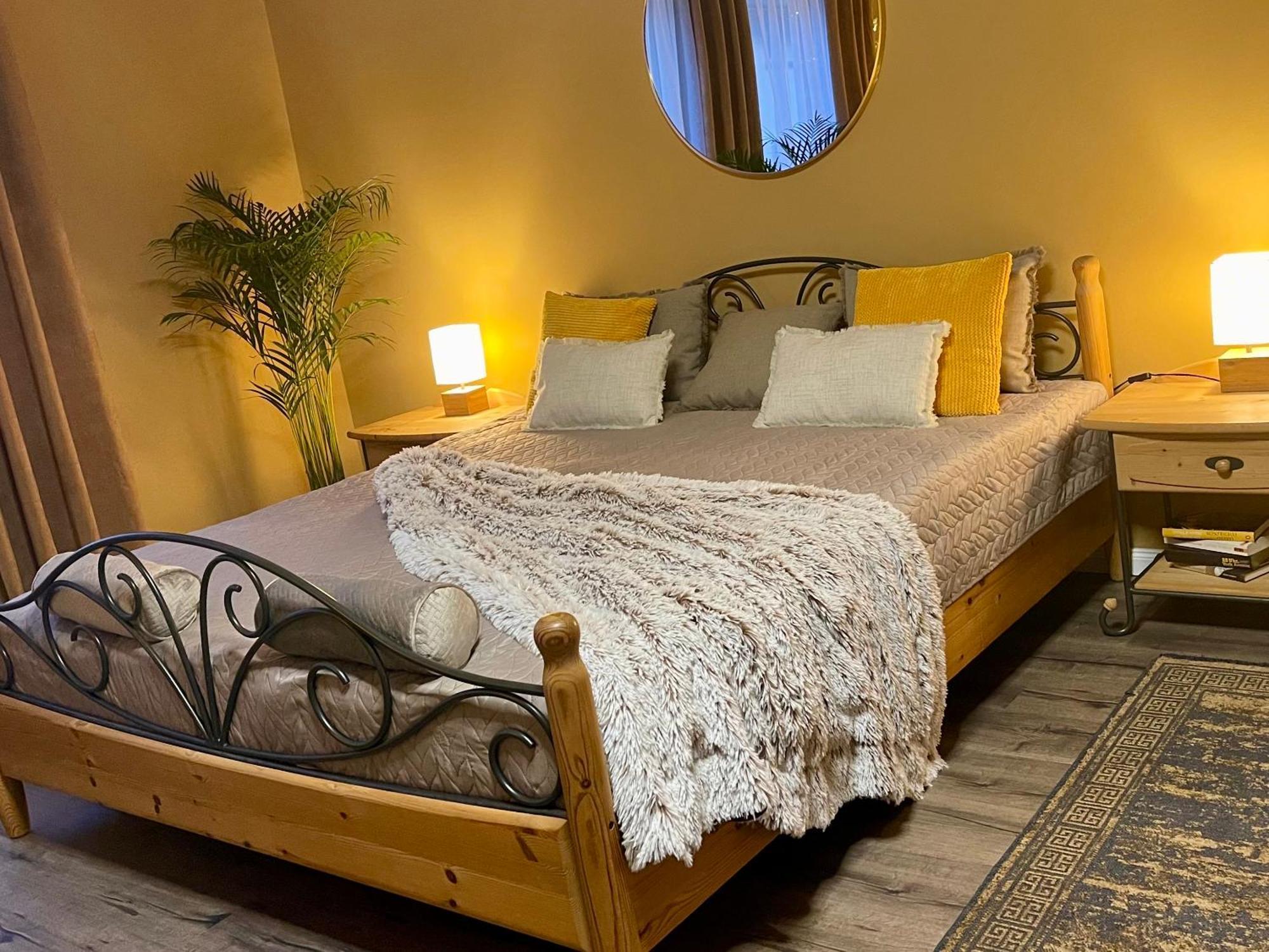 Terracotta Apartment - Zentral, Parken, Netflix, Kontaktloses Einchecken, Kingsize-Bett Wuppertal Buitenkant foto